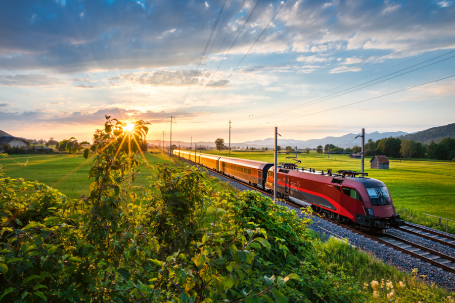 Bild: Nachhaltiges Reisen (Railjet auf der Linthebene)