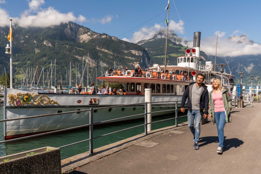 Bild: Umstieg vom Schiff zum Panoramazug in Flüelen, Zentralschweiz