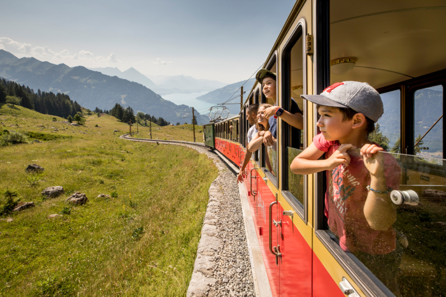 Bild: Familie auf der Zahnradbahn Schynige Platte