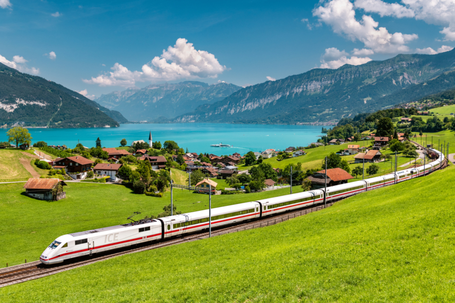 Image: ICE from Germany at Lake Thun