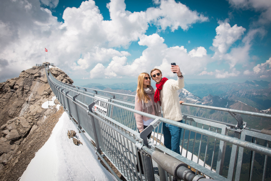 Bild: Paar auf dem Peak Walk by Tissot (Glacier 3000)