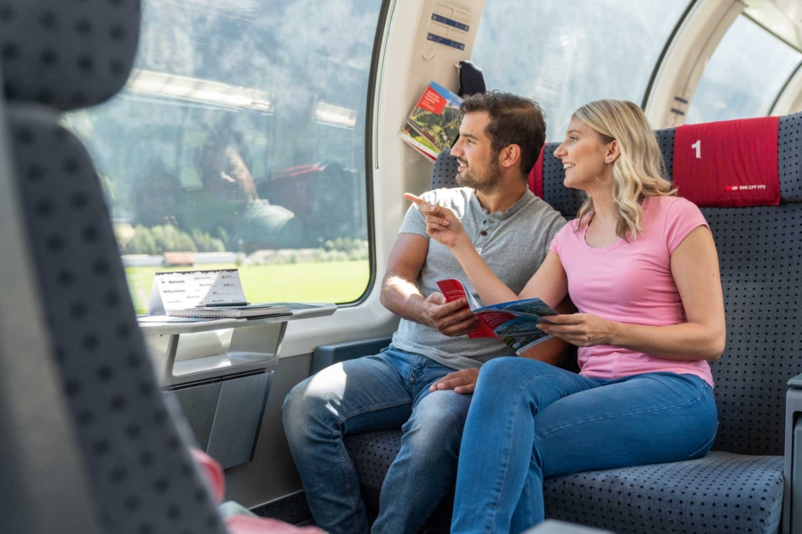 Image: Couple travelling on the Gotthard Panorama Express